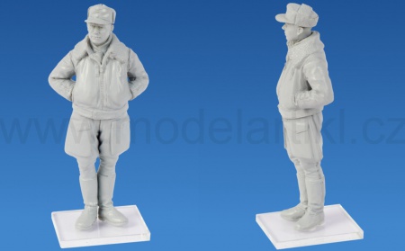 WWII German Luftwaffe Pilots and Ground Personnel in Winter Uniform, 1:48, 057/48086